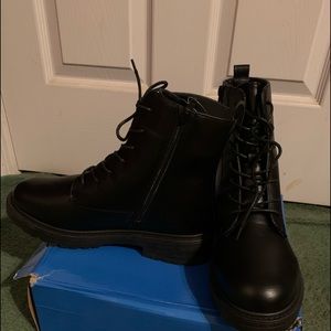 Faux leather lace up boots in black size 8 1/2. G